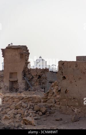 Vieux ruines Nouveau bâtiment Émirats arabes Unis Banque D'Images