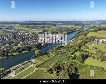 Vue aérienne de Diessenhofen avec le pont historique en bois sur le Rhin, au premier plan un vignoble, pente de vignoble, Canton Thurgau, Suisse Banque D'Images