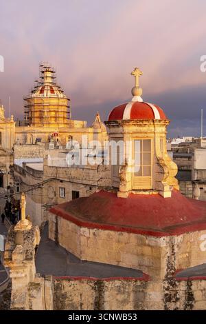 Horizon de Rabat avec le dôme de l'église St Paul sur la gauche pendant le coucher du soleil, Rabat Mdina, Malte Banque D'Images