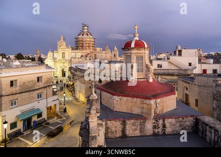 Horizon de Rabat avec le dôme de l'église St Paul sur la gauche pendant le coucher du soleil, Rabat Mdina, Malte Banque D'Images