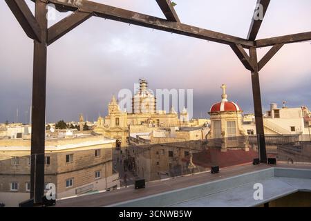 Horizon de Rabat avec le dôme de l'église St Paul sur la gauche pendant le coucher du soleil, Rabat Mdina, Malte Banque D'Images