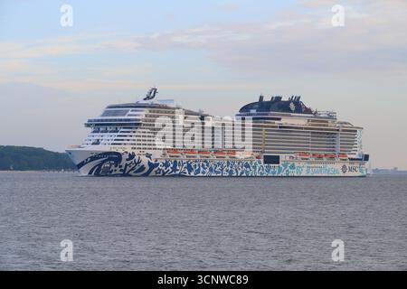 Impressionnant navire de croisière, MSC Euribia, sur la mer sous un ciel légèrement nuageux, Heikendorf, Ploen district, fjord de Kiel, Schleswig-Holstein, Allemagne Banque D'Images
