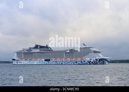 Bateau de croisière, MSC Euribia, en mer sous le ciel nuageux, Heikendorf, Ploen district, Kiel Fjord, Schleswig-Holstein, Allemagne Banque D'Images