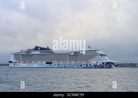 Un bateau de croisière, MSC Euribia, le MSC sur la mer sous un ciel nuageux, Heikendorf, Ploen district, fjord de Kiel, Schleswig-Holstein, Allemagne Banque D'Images