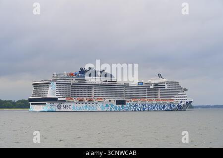 Grand bateau de croisière, MSC Euribia, dans les eaux calmes sous un ciel nuageux, Heikendorf, district de Ploen, fjord de Kiel, Schleswig-Holstein, Allemagne Banque D'Images