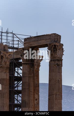 Un échafaudage entoure les majestueuses colonnes antiques du temple de Zeus Olympien à Athènes. Le détail des chapiteaux corinthiens souligne son arc Banque D'Images