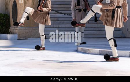 La cérémonie de relève des gardes présidentielles au Palais du Président d'Athènes est une tradition importante, mettant en valeur la discipline des gardes et le ce Banque D'Images