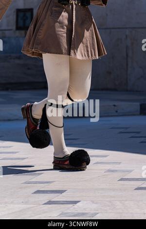 Gros plan de l'uniforme Evzone traditionnel, mettant l'accent sur les chaussures et leggings emblématiques lors d'une marche cérémonielle à Athènes. Le design unique est sym Banque D'Images