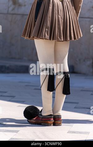 Gros plan de la tenue traditionnelle d'un garde des Evzones lors de la cérémonie de relève de la garde devant le Palais présidentiel d'Athènes à Syntagm Banque D'Images