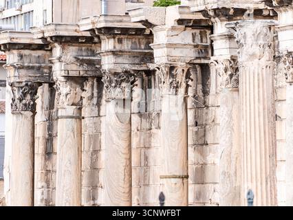 Vue détaillée des colonnes corinthiennes de la bibliothèque d'Hadrien à Athènes, Grèce. La conception architecturale historique présente des sculptures complexes et anciennes Banque D'Images