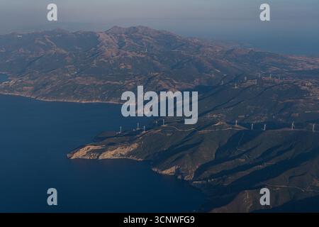 Vue aérienne de la Grèce mettant en valeur un paysage côtier magnifique avec des montagnes escarpées et la mer bleue sereine. Un panorama parfait révélant le naturel Banque D'Images