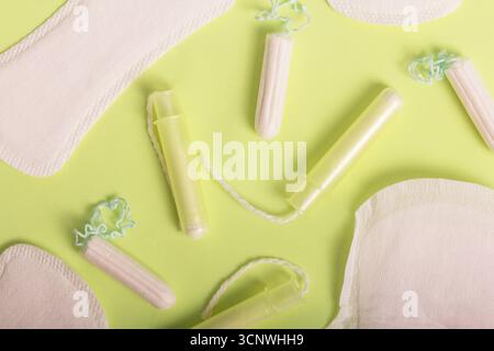 Vue de dessus des produits d'hygiène féminine écologiques, y compris les tampons et les serviettes hygiéniques, sur un fond clair. Promouvoir une santé menstruelle durable Banque D'Images