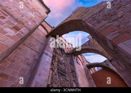 Vue détaillée des arches en pierre historiques et de la façade ornée à Zacatecas, Mexique. Une ville classée au patrimoine mondial de l'UNESCO connue pour son architecture coloniale et Cu Banque D'Images