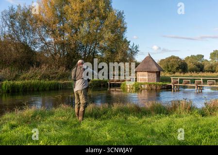 Hampshire Angleterre Royaume-Uni. 21.09.2025. Homme pêche à la mouche sur la rivière test dans le Hampshire sur l'une des célèbres rivières de craie d'Englands. Moulage en ligne, Banque D'Images