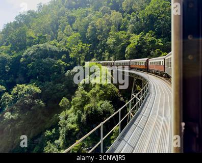 Le Kuranda Scenic Railway dans le Queensland, en Australie, offre un voyage à couper le souffle à travers des paysages verdoyants, avec un train pittoresque travers Banque D'Images