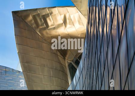 Musée Guggenheim Bilbao sous le ciel bleu. - La magnifique façade du musée Guggenheim, avec ses panneaux en titane uniques reflétant le soleil sous un cl Banque D'Images