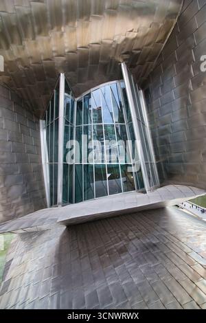 Musée Guggenheim Bilbao sous le ciel bleu. - La magnifique façade du musée Guggenheim, avec ses panneaux en titane uniques reflétant le soleil sous un cl Banque D'Images