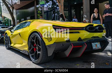 Miami, Floride, États-Unis - 16 février 2025 : voiture Lamborghini Revuelto garée à l'extérieur, vue arrière. 2024 Lamborghini Revuelto hybride supercar voiture de sport Banque D'Images