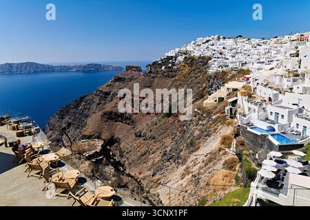 Santorin Grèce. Imerovigli. Vue depuis un café au sommet d'une falaise Banque D'Images
