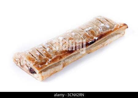 Strudel de pomme maison isolé sur fond blanc Banque D'Images