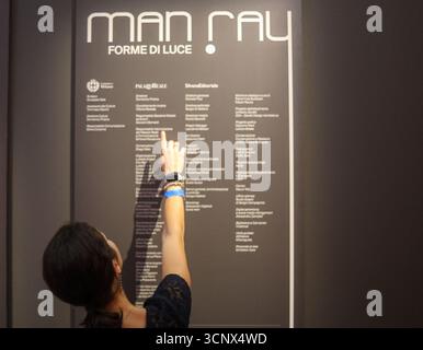 Milan, Italie. 23 septembre 2025. Inaugurazione mostra Man Ray maestro di luce presso il Palazzo Reale di Milano, Italia - 23 settembre 2025 (foto Gabriele Puglisi/LaPresse) ouverture de l'exposition Man Ray, Maître de lumière au Palais Royal de Milan, Italie - 23 septembre 2025 (photo Gabriele Puglisi/LaPresse) crédit : LaPresse/Alamy Live News Banque D'Images