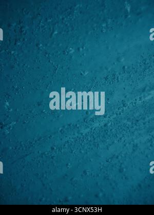 Une vue rapprochée d'une surface gelée texturée, capturant les teintes bleues profondes et les configurations de glace complexes, rappelant les majestueux glaciers de Patagonie Banque D'Images