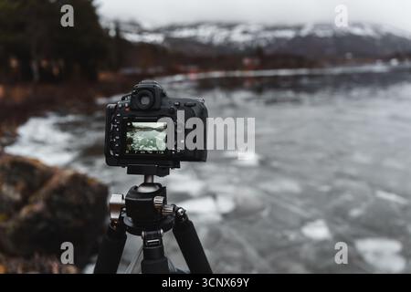 Un photographe capture le magnifique paysage hivernal des îles Lofoten, en Norvège. Le paysage glacé offre une toile de fond à couper le souffle mettant en vedette natu Banque D'Images