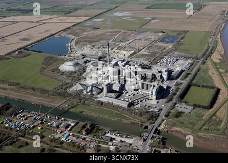 Vue aérienne de la cimenterie Cemex, un fabricant de ciment, près de Barton upon Humber, Lincolnshire Banque D'Images