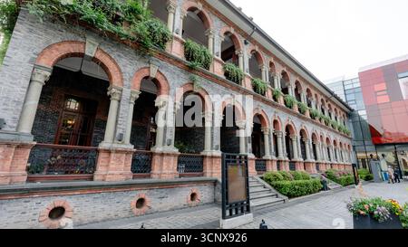Élégante façade voûtée d'un bâtiment historique de style européen dans le quartier Sinan Mansions de la concession française de Shanghai, connu pour son arc de l'époque coloniale Banque D'Images