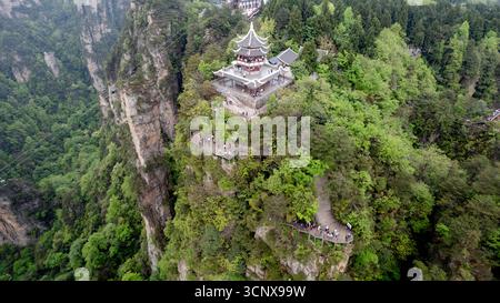 Vue aérienne du pavillon Liuqui au milieu d'une végétation luxuriante, relié par un téléphérique panoramique dans le parc forestier national à couper le souffle de Zhangjiajie, en Chine, Banque D'Images
