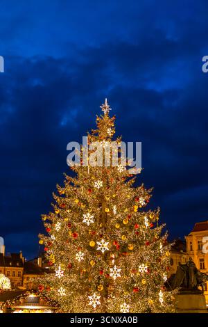 Sapin de Noël illuminé avec des ornements dorés et des lumières sur la place de la vieille ville de Prague la nuit Banque D'Images