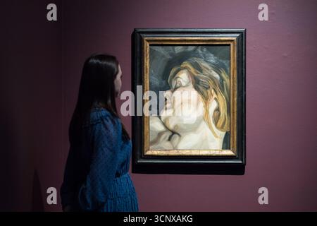 Londres, Royaume-Uni. 23 septembre 2025. LONDRES, ROYAUME-UNI - 23 SEPTEMBRE 2025 : un membre du personnel regarde un tableau de Lucian Freud intitulé "Sleeping Head" (1961-71) - estimation : £2 000 000-3 000 000 lors d'un appel photo à la maison de vente aux enchères Christie's avant le XXe/XXIe siècle : vente en soirée à Londres, Royaume-Uni le 23 septembre 2025. (Photo de Wiktor Szymanowicz/NurPhoto) crédit : NurPhoto SRL/Alamy Live News Banque D'Images