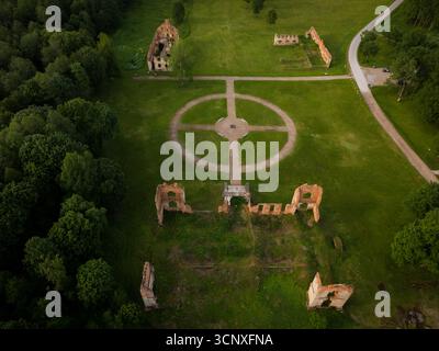 Vue aérienne des ruines de la République de Paulava et du jardin circulaire, où les murmures de pierre résonnent à travers les pelouses bien entretenues, Merkine, alininkai, Lituanie. Banque D'Images