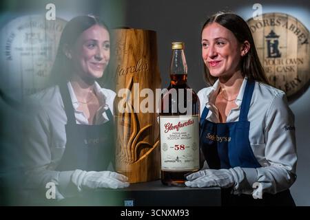 Londres, Royaume-Uni. 23 septembre 2025. Glenfarclas One of One 58 Year Old (1 bouteille 4.5L), estimation 24 000 - 45 000 GBP - Un aperçu de la troisième édition de The Distillers' One of One vente aux enchères de whisky ultra-rare, à Sothebys, Londres. Avec 39 lots uniques donnés par Scotch Whisky distilleries. Les recettes profitent à la Distillers' Charity et au Youth action Fund, avec 4,3 millions de livres sterling collectés depuis la première vente aux enchères en 2021. La vente aux enchères aura lieu à Hopetoun House, près d’Édimbourg, le 10 octobre 2025. Crédit : Guy Bell/Alamy Live News Banque D'Images