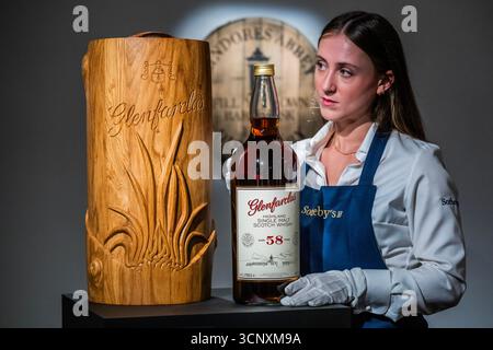 Londres, Royaume-Uni. 23 septembre 2025. Glenfarclas One of One 58 Year Old (1 bouteille 4.5L), estimation 24 000 - 45 000 GBP - Un aperçu de la troisième édition de The Distillers' One of One vente aux enchères de whisky ultra-rare, à Sothebys, Londres. Avec 39 lots uniques donnés par Scotch Whisky distilleries. Les recettes profitent à la Distillers' Charity et au Youth action Fund, avec 4,3 millions de livres sterling collectés depuis la première vente aux enchères en 2021. La vente aux enchères aura lieu à Hopetoun House, près d’Édimbourg, le 10 octobre 2025. Crédit : Guy Bell/Alamy Live News Banque D'Images