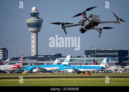Symbolbild, Fotomontage, Aufklärung, Spionage mit Drohnen hier an einem Flughafen, kritische Infrastruktur, Ausspähen durch Kameradrohnen, Drohnen Flughafen *** image symbolique, photomontage, reconnaissance, espionnage avec des drones ici dans un aéroport, infrastructure critique, espionnage par drones caméra, drones aéroport Banque D'Images