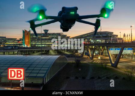 Symbolbild, Fotomontage, Aufklärung, Spionage mit Drohnen hier an einem Flughafen, kritische Infrastruktur, Ausspähen durch Kameradrohnen, Drohnen Flughafen *** image symbolique, photomontage, reconnaissance, espionnage avec des drones ici dans un aéroport, infrastructure critique, espionnage par drones caméra, drones aéroport Banque D'Images