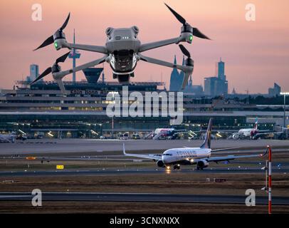 Symbolbild, Fotomontage, Aufklärung, Spionage mit Drohnen hier an einem Flughafen, kritische Infrastruktur, Ausspähen durch Kameradrohnen, Drohnen Flughafen *** image symbolique, photomontage, reconnaissance, espionnage avec des drones ici dans un aéroport, infrastructure critique, espionnage par drones caméra, drones aéroport Banque D'Images