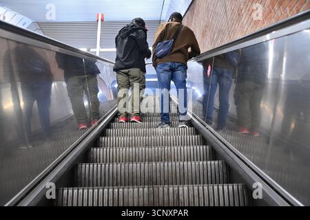 Munich, Deutschland. 18 septembre 2025. Deux hommes sur un escalator ? Crédit : dpa/Alamy Live News Banque D'Images