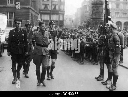 Baldur von Schirach, leader de la Jeunesse hitlérienne (devant), marche devant les membres de la Jeunesse hitlérienne. Derrière lui, à gauche, se trouve le maire de Hambourg, Carl Vincent Krogmann. 1934 Banque D'Images
