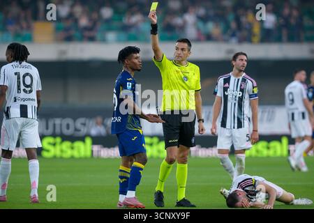 L'arbitre du match, Antonio Rapuano de la délégation de Rimini montre le carton jaune à Gift Orban du Hellas Verona FC pendant le match de football entre Banque D'Images