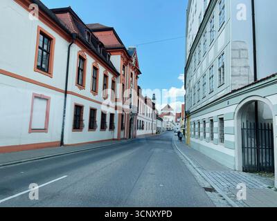 Eichstatt, Allemagne - 22 septembre 2022 : une rue calme à Eichstatt, Allemagne avec des façades pastel, un ciel bleu et une charmante architecture européenne. Banque D'Images