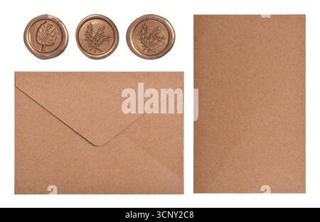 Ensemble d'enveloppes brunes et de timbres de sceau de cire isolés sur fond blanc Banque D'Images