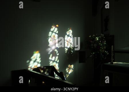 Lumière du soleil sur un mur depuis une fenêtre dans l’église d’Anne`s, Epwell, Oxfordshire, Angleterre, Royaume-Uni Banque D'Images