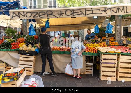 Acheteurs au marché agricole de Cupucins dans le quartier Noailles de Marseille, Bouches du Rhône France. Banque D'Images
