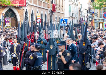 La confrérie silencieuse d'el Cristo de burgos pendant la Semana Santa dans le centre de Séville montrant leur dévotion à San Pedro et Madre de Dios d. Banque D'Images