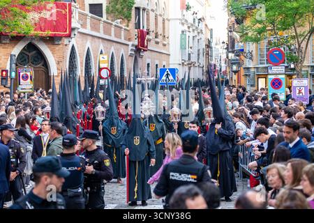 La confrérie silencieuse d'el Cristo de burgos pendant la Semana Santa dans le centre de Séville montrant leur dévotion à San Pedro et Madre de Dios d. Banque D'Images