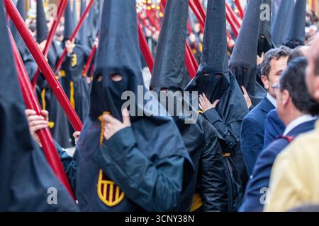 La confrérie silencieuse d'el Cristo de burgos pendant la Semana Santa dans le centre de Séville montrant leur dévotion à San Pedro et Madre de Dios d. Banque D'Images