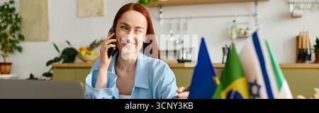 Une femme aux cheveux roux enseigne joyeusement une leçon de langue en ligne, en utilisant son smartphone, bannière Banque D'Images