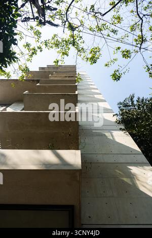 Auditorium moderne avec sièges en gradins et lucarne circulaire Banque D'Images